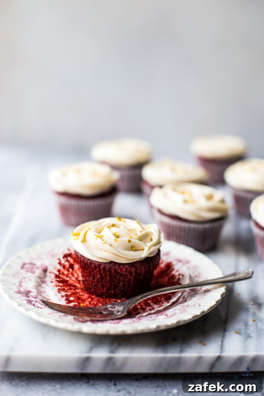 Red Velvet Cupcakes with Cream Cheese Icing 1 featured 23786