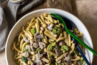 Creamy Garlic Pasta with Broccoli and Mushrooms