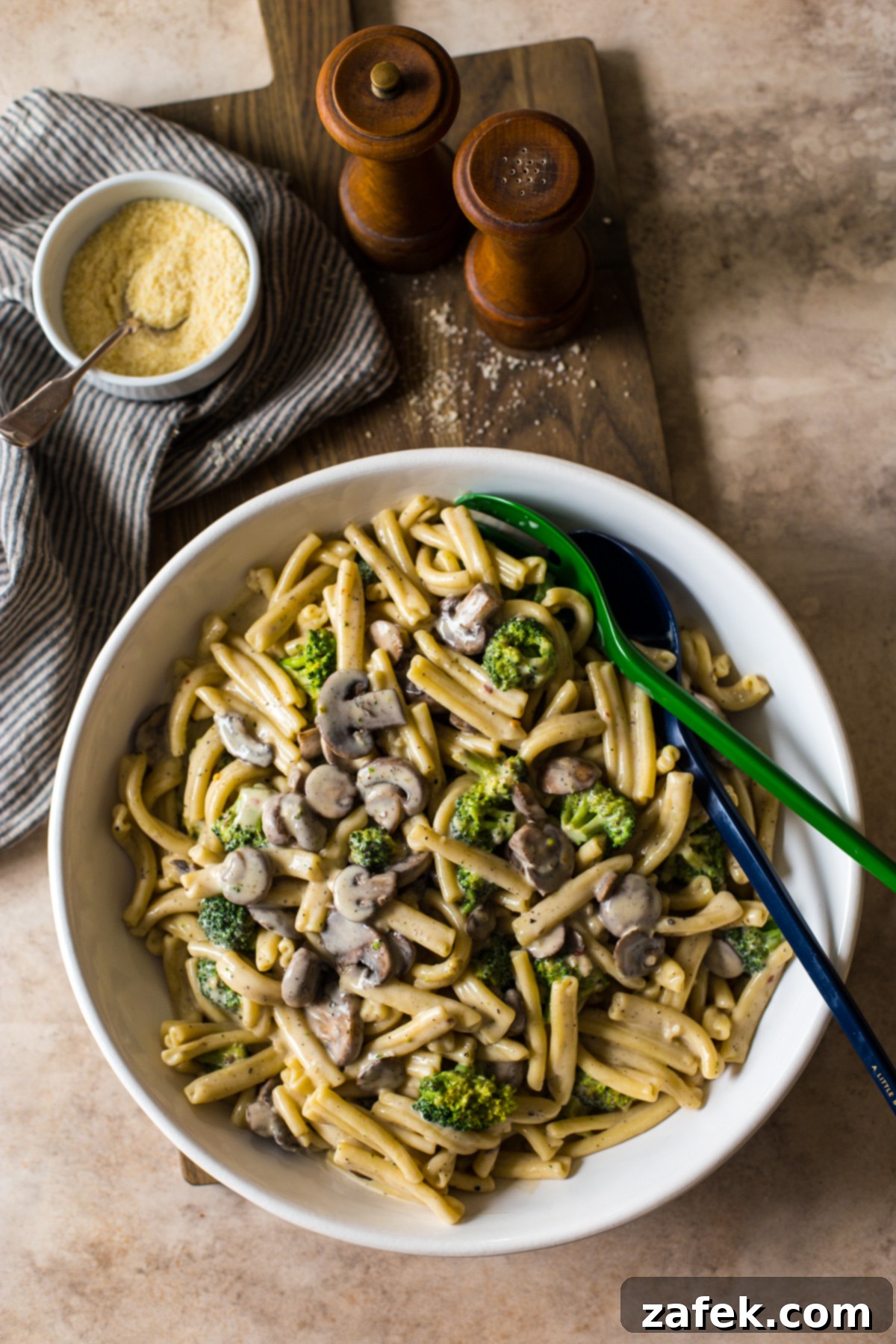 Creamy Garlic Pasta with Broccoli and Mushrooms 1 featured 37560