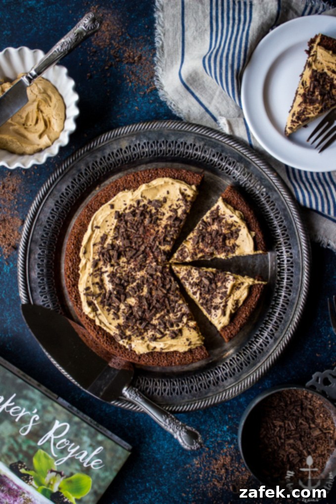 Speculoos-Brownie-Cake Gümüş bir tepsi üzerinde gümüş bir pasta bıçağıyla servis edilen Speculoos Brownie Pastası.