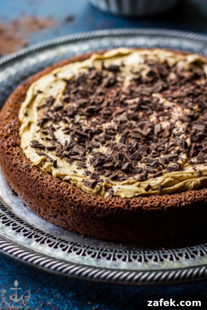 Speculoos-Brownie-Cake Gümüş bir tepside sunulan Speculoos Brownie Pastası.