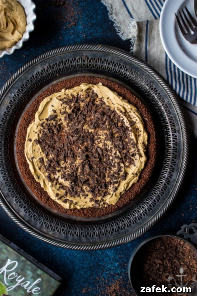 Speculoos-Brownie-Cake Gümüş bir tepsi üzerinde gümüş bir pasta bıçağıyla servis edilen Speculoos Brownie Pastası.