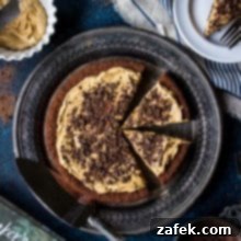 Speculoos Cookie Butter Brownie Cake 2 Gümüş bir tepsi üzerinde gümüş bir pasta bıçağıyla servis edilen Speculoos Brownie Pastası.